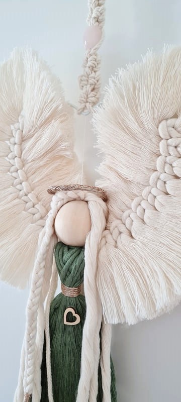 Anděl macramé  HARMONIE s minerálem na kovovém srdci 