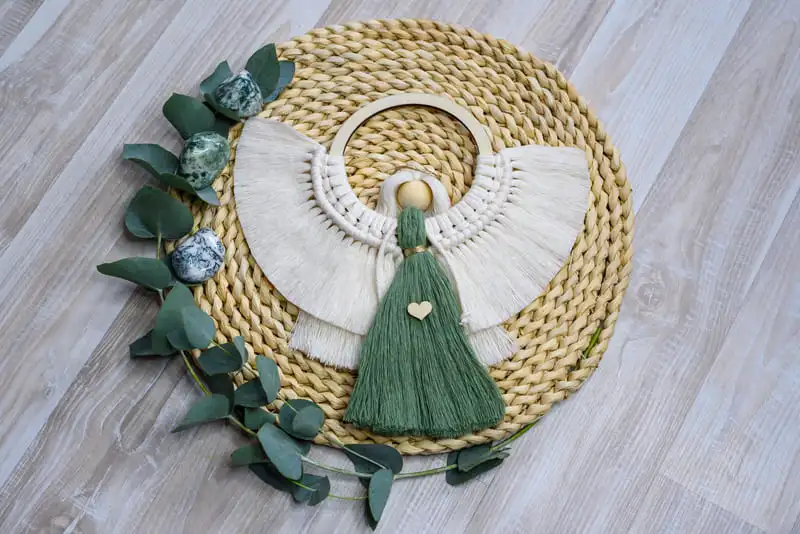 Anděl macramé  HARMONIE na dřevěném kruhu