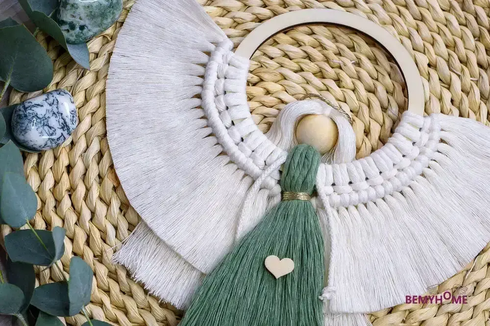 Dárkové balení Anděl macramé  HARMONIE na dřevěném kruhu