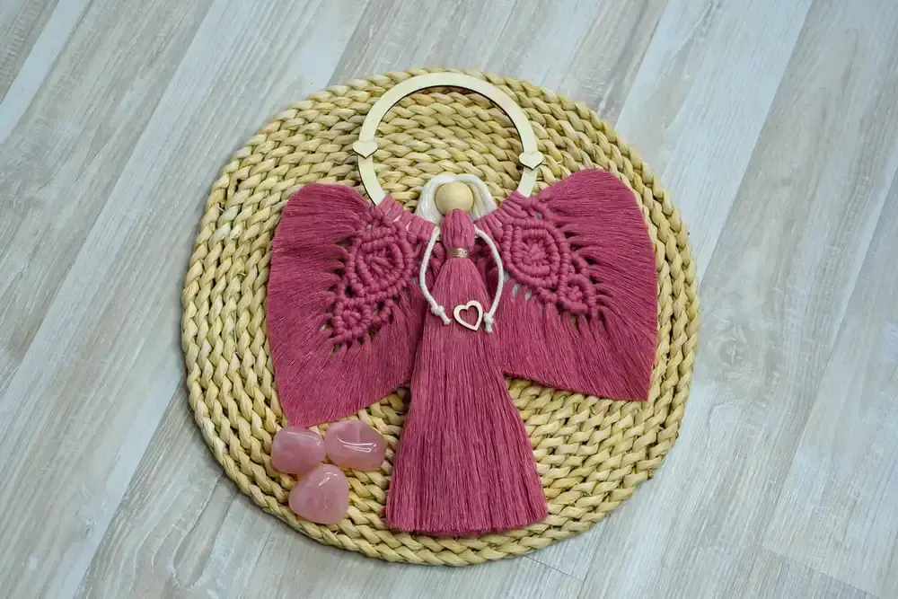 Anděl macramé  ANEŽKA na dřevěném kruhu