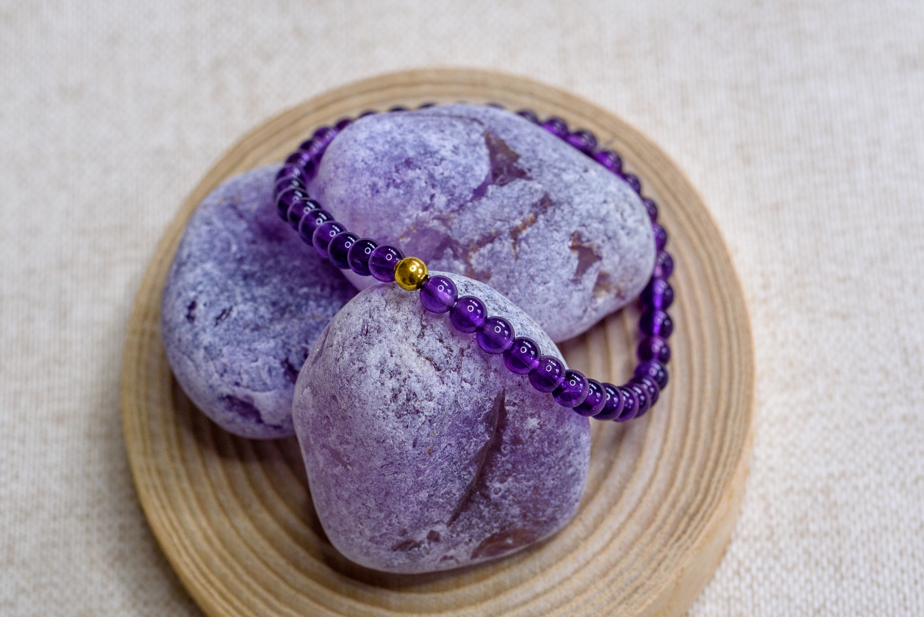 Ametyst náramek kvalita A 4 mm stříbro s pozlaceným 24K zlatem (ochrana, intuice, komunikace, harmonie)