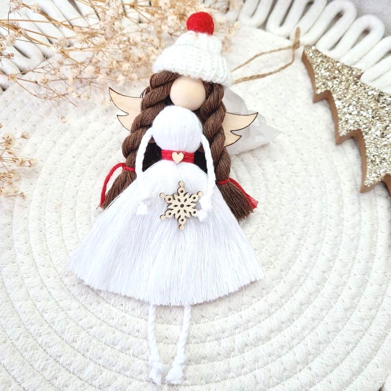 Anděl macramé VÁNOČNÍ KOUZLO v bílém kabátku s dřevěnými křídly