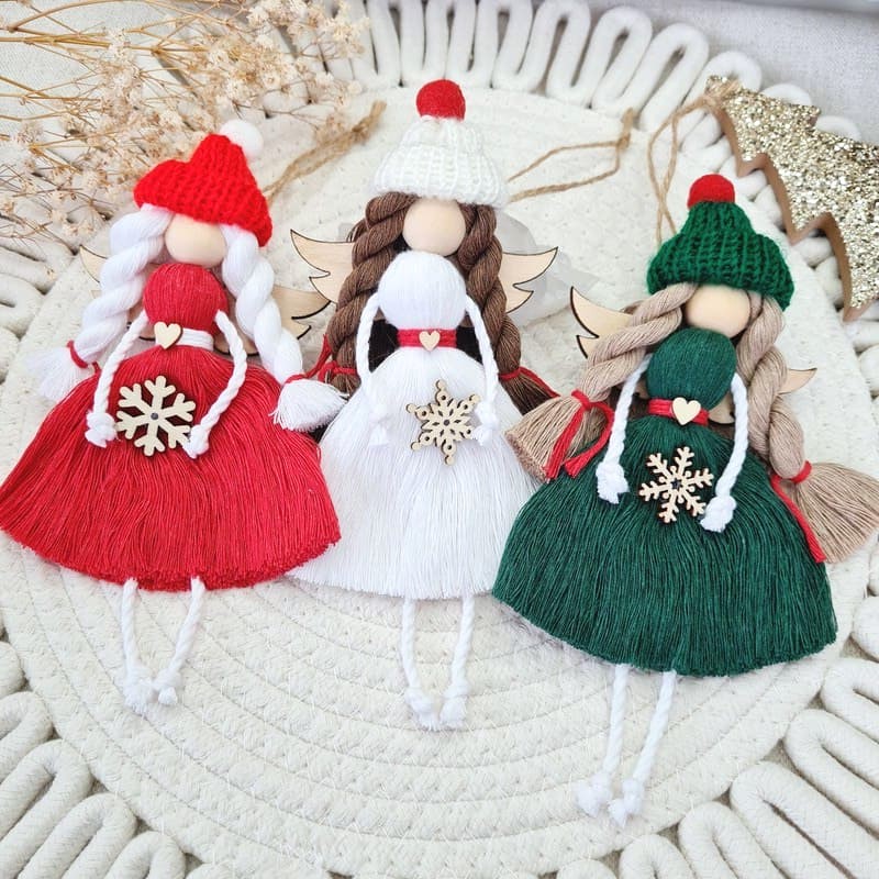 Anděl macramé VÁNOČNÍ KOUZLO v červeném kabátku s dřevěnými křídly