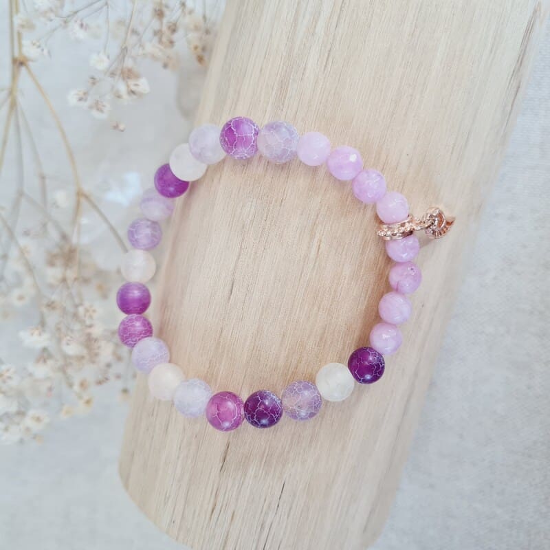 Náramek chalcedon růžový s achátem s přívěskem andělské křídlo a srdíčko  6 mm