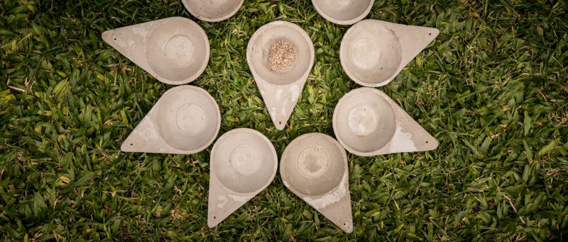 Trojúhelníková cementová miska Sagrada Madre