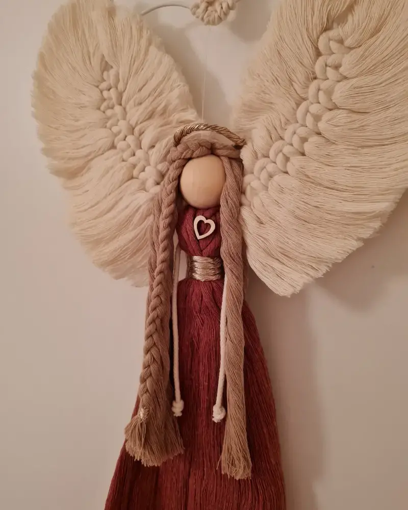 Anděl macramé NOVÝCH ZAČÁTKŮ - SUNSET na kovovém srdci