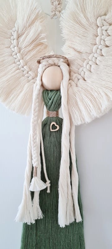 Anděl macramé  HARMONIE s minerálem na kovovém srdci 