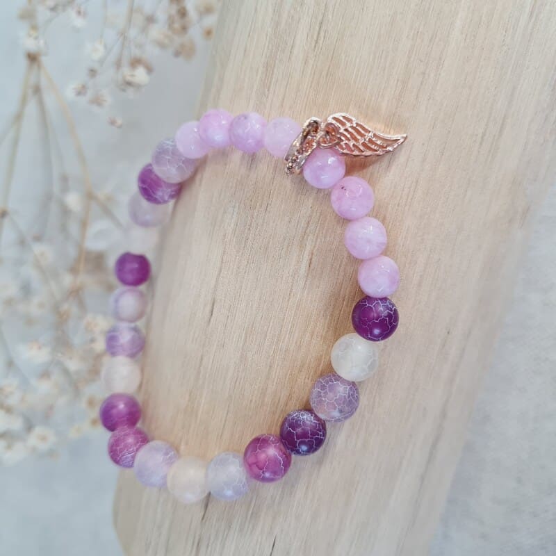 Náramek chalcedon růžový s achátem s přívěskem andělské křídlo a srdíčko  6 mm
