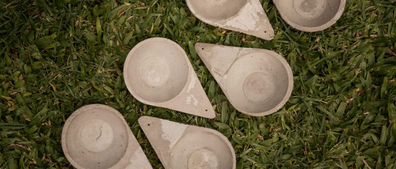 Trojúhelníková cementová miska Sagrada Madre