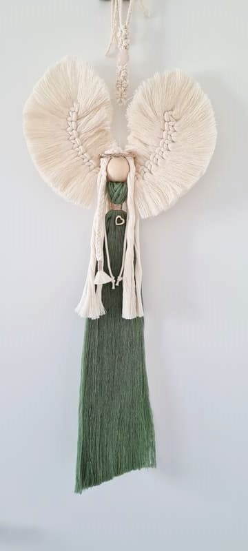 Anděl macramé  HARMONIE na kovovém srdci