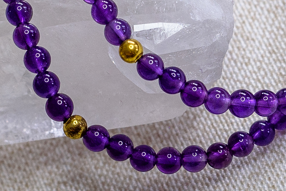 Ametyst náramek kvalita A 4 mm stříbro s pozlaceným 24K zlatem (ochrana, intuice, komunikace, harmonie)