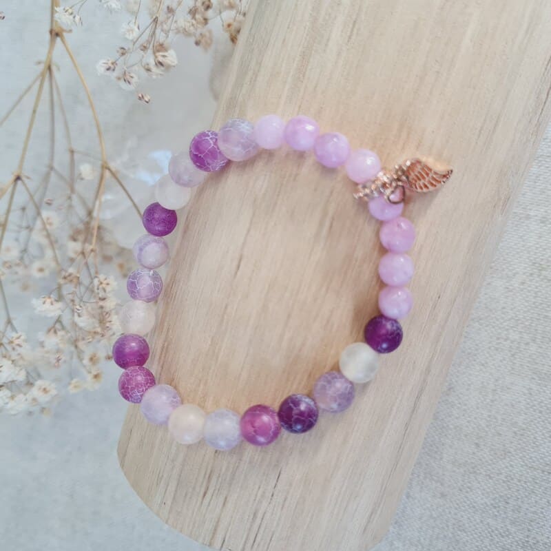 Náramek chalcedon růžový s achátem s přívěskem andělské křídlo a srdíčko  6 mm