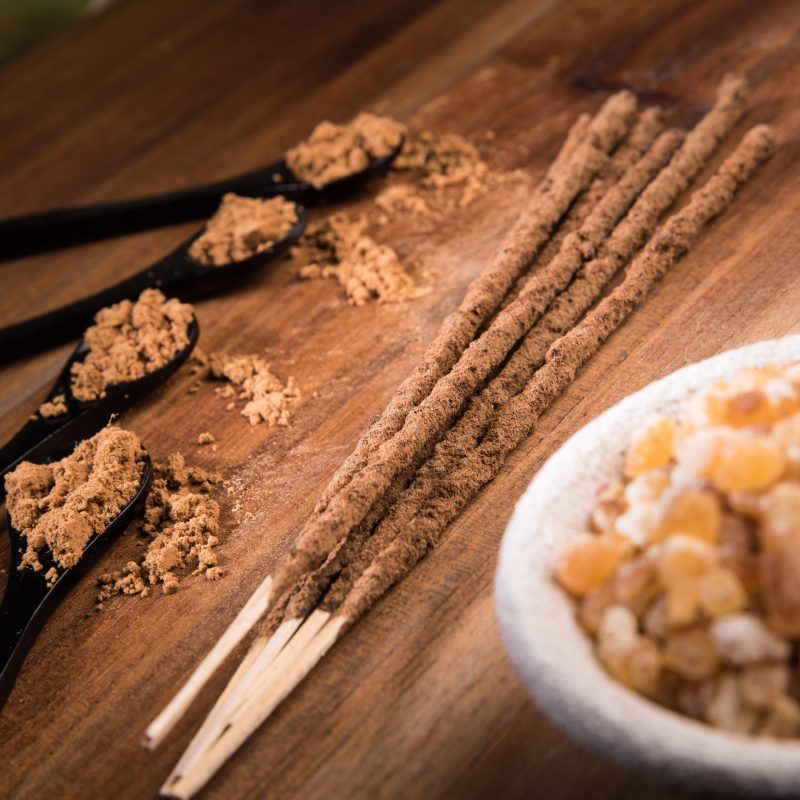 Vonné tyčinky Sagrada Madre NATURAL s kadidlem a santalovým dřevem