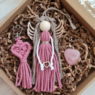 Dárková sada anděl macramé ANEŽKA s dřevěnými křídly s klíčenkou a růženínem