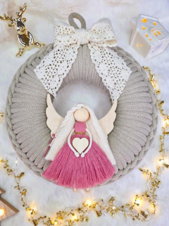 Věnec macramé Pale Olive s andílkem v růžových šatičkách
