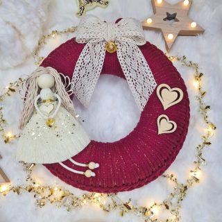 Věnec macramé Wine se zlatou nitkou s andílkem ve zlaté sukýnce