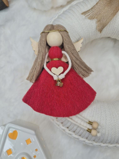 Anděl macramé VÁNOČNÍ KOUZLO ELEGANT v červeném kabátku s dřevěnými křídly 
