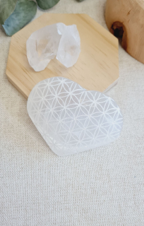 Selenitové srdíčko vybrušované s květem života (zklidnění, uvolnění, meditace, jasnozřivost)